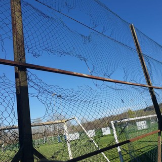 Degrado negli spogliatoi del campo Coppino ad Alba: accessi bloccati dopo le occupazioni, ma resta il problema del decoro dell'area