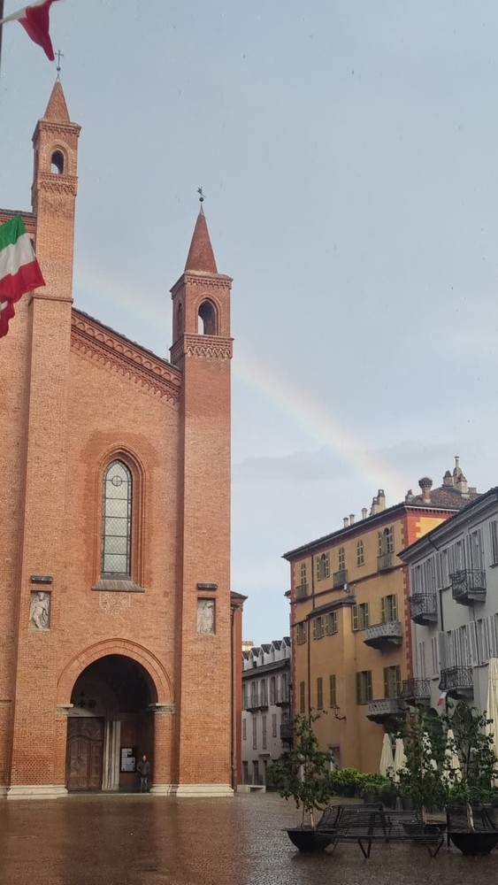 La Cattedrale di Alba con sfondo di arcobaleno La Cattedrale di Alba con sfondo di arcobaleno