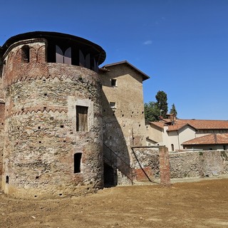 Saluzzo, la cinta muraria con la torre medioevale, vicino alla Casa di David con affreschi hi Hans Clemer,