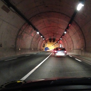 Tunnel di Tenda, due ore di attesa e proteste da entrambi i versanti: il caos alla vigilia del vertice Italia-Francia