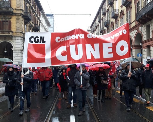 La CGIL in corteo a Torino contro l'aumento dell'età pensionabile: in protesta anche la delegazione cuneese