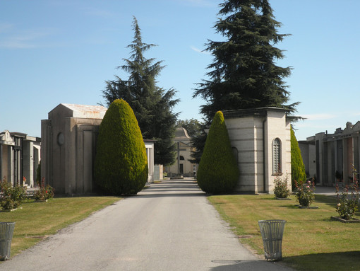 Savigliano, gli Alpini bagneranno i fiori dei tre cimiteri chiusi al pubblico