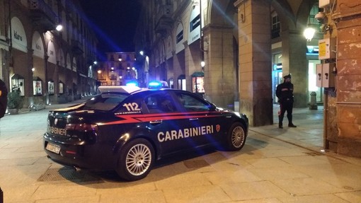Pizzicato a Saluzzo con un cellulare rubato e una placca di metallo dell'Associazione Nazionale Carabinieri: denunciato giovane torinese