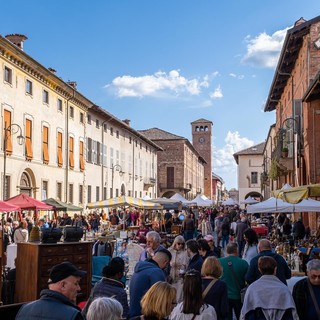 Cherasco, domenica 29 marzo il primo Mercato dell’Antiquariato e del Collezionismo del 2026