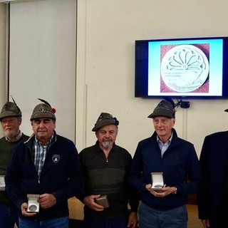 Cerimonia di consegna delle medaglie commemorative agli alpini che parteciparono ai campi Ana nel Friuli del 1976- foto Paola Ravazzi