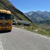 La cisterna bloccata e l'autogru Morellato durante i soccorsi La cisterna bloccata e l'autogru Morellato durante i soccorsi