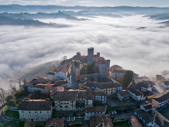 Il castello di Castiglione Falletto raccontato in un libro, presentato tra le sue mura Il castello di Castiglione Falletto raccontato in un libro, presentato tra le sue mura