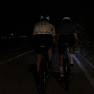 Ciclisti al buio di notte affiancati in strada: perché questo disprezzo per la vita? Ciclisti al buio di notte affiancati in strada: perché questo disprezzo per la vita?