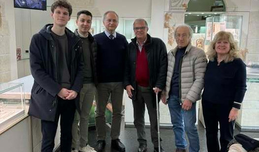 Alcuni consiglieri di minoranza con il gioielliere Mario Ruggero e sua moglie Mariangela Sandrone