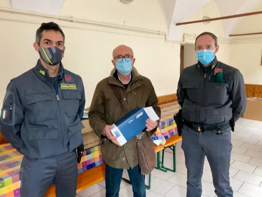 Saluzzo, il momento della consegna delle mascherine da parte della Guardia di Finanza di Saluzzo alla Caritas