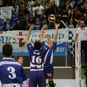 Cortellazzi in una vecchia partita con la maglia del VBC Mondovì alza un pallone per Perla