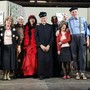 Il cast della Compagnia “J’Amis del Teatro” di Carmagnola in “Merceria tôte Pautasse: boton, liasse... e lengàsse!”
