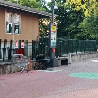 Un carrello lasciato per strada nel quartiere Donatello