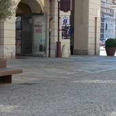 Deiezioni canine in via Roma a Cuneo, la protesta dei residenti