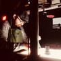 Danilo Galizia in camera oscura, mentre sviluppa fotografie analogiche