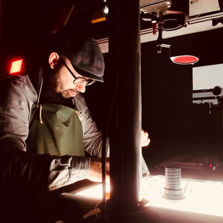 Danilo Galizia in camera oscura, mentre sviluppa fotografie analogiche