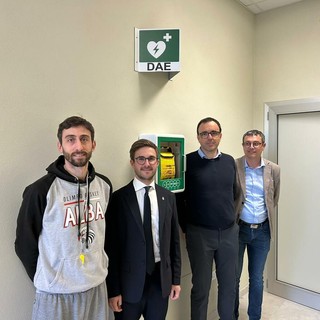 Pallavolo Alba e Olimpo Basket donano alla città un defibrillatore