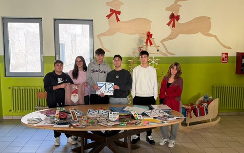 Il materiale scolastico raccolto dagli studenti del Denina Pellico Rivoira da destinarsi alle scuole dell'Ucraina