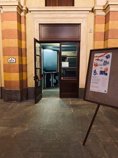 L'ingresso del Teatro Iris di Dronero, immagine di repertorio