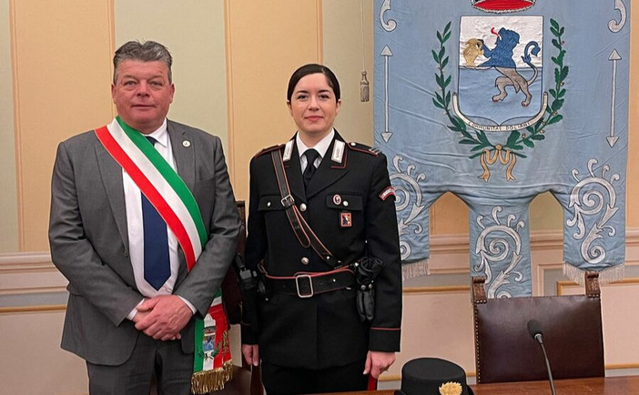 Il sindaco di Dogliani Claudio Raviola e il  maresciallo capo Maria Grazia Piperis