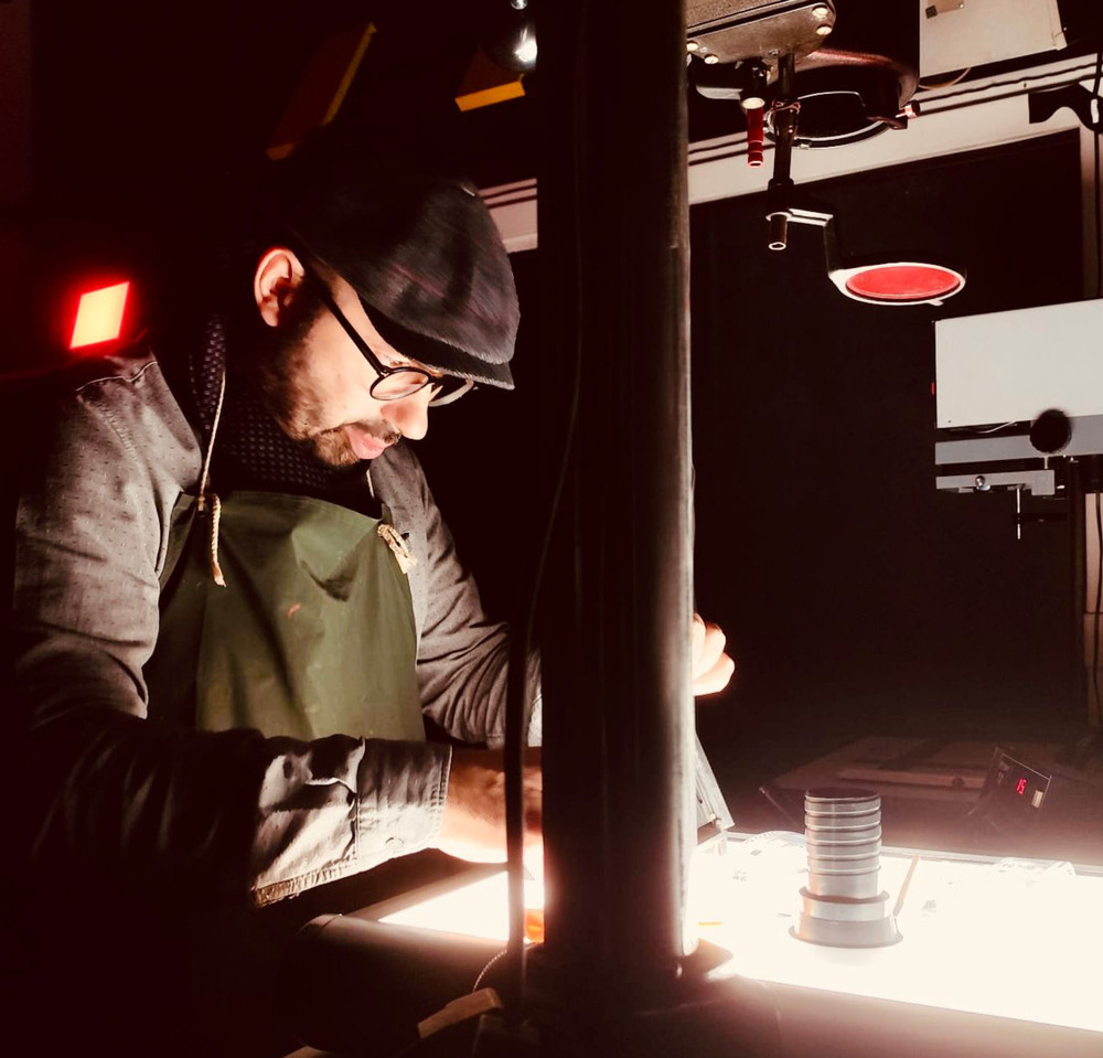 Danilo Galizia in camera oscura, mentre sviluppa fotografie analogiche