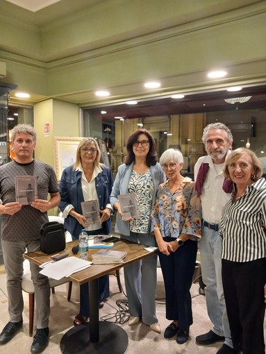 Dialoghi tra scrittura e parole: presentata a Bra la nuova opera di Ivana Gianmoena Dialoghi tra scrittura e parole: presentata a Bra la nuova opera di Ivana Gianmoena