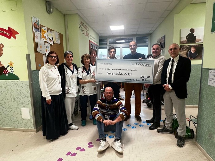 Cuneo, i dipendenti Acda donano 2.000 euro all'ospedale: "Per i sorrisi dei bambini"