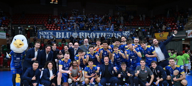 Cuneo esulta dopo la vittoria al tie break su Monza (Foto Ninotto, Giraudo, Bramardi) Cuneo esulta dopo la vittoria al tie break su Monza (Foto Ninotto, Giraudo, Bramardi)