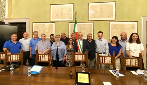 Diano d’Alba riparte con Paolo Olivero: sala gremita e grande partecipazione per il primo Consiglio comunale Diano d’Alba riparte con Paolo Olivero: sala gremita e grande partecipazione per il primo Consiglio comunale