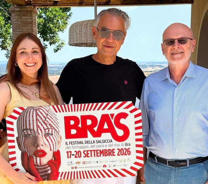 Da sinistra Valentina Moretto, direttrice artistica e creativa di Bra's, Andrea Bocelli e Luigi Barbero, direttore Ascom Bra