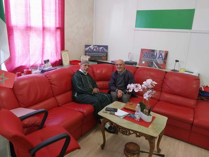 L'imam della Moschea di Alba El Hani Abdelhad insieme a don Domenico Degiorgis, direttore della Caritas albese, durante l'incontro nella sede di Acia Odv