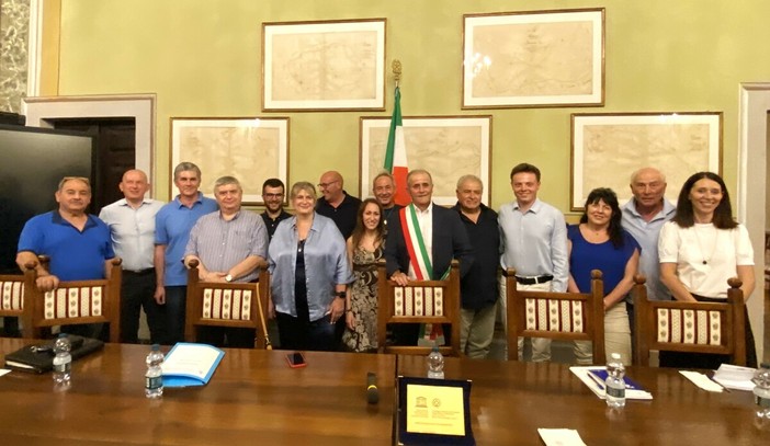 Diano d’Alba riparte con Paolo Olivero: sala gremita e grande partecipazione per il primo Consiglio comunale Diano d’Alba riparte con Paolo Olivero: sala gremita e grande partecipazione per il primo Consiglio comunale