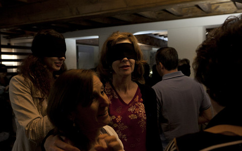 Nei musei di Cuneo al buio: tre giorni di visite bendati e guidati dai volontari ipovedenti