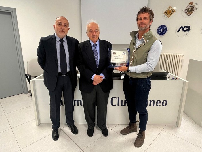 Andrea Giraudo (primo a destra) figlio del socio Franco Giraudo ritira la targa di fedeltà associativa alla presenza del direttore e del presidente dell’Automobile Club Cuneo, Giuseppe De Masi e Franco Revelli