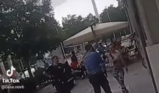 Urla e si scaglia contri i carabinieri che usano il taser in corso Giolitti a Cuneo: il video diventa un caso politico [VIDEO]