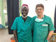 Il dottor Frea con un collega anestesista nell'ambulatorio di North Kinangop