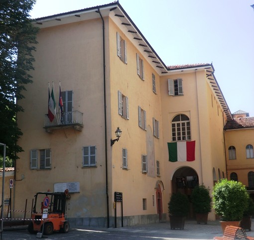 Il municipio di Dogliani Il municipio di Dogliani