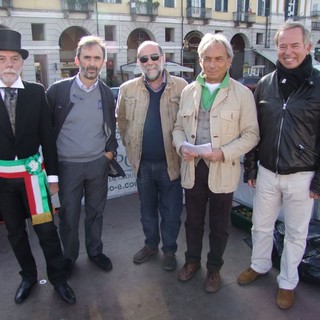 Da sinistra Mario Merlino, assieme al primo direttivo degli Uomini di Mondo. Con lui Gigi Riva, Alberto Gedda, Piero Dadone e Danilo Paparelli