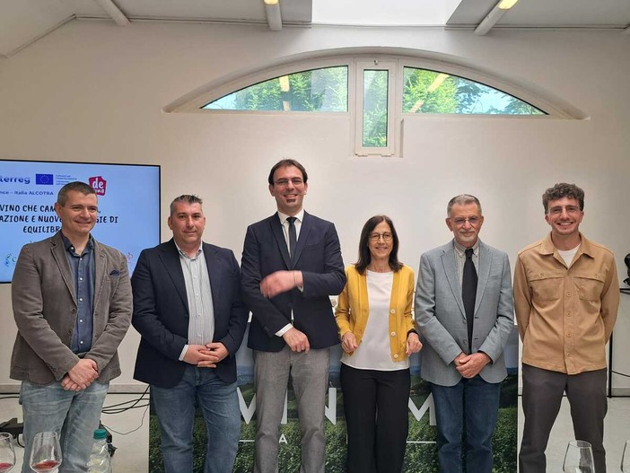 Alba, il vino che cambia per effetto del clima: a Vinum focus su maturazione e dealcolazione Alba, il vino che cambia per effetto del clima: a Vinum focus su maturazione e dealcolazione