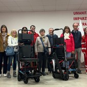La donazione delle sedie  portantine motorizzate alla Croce Rossa di Manta