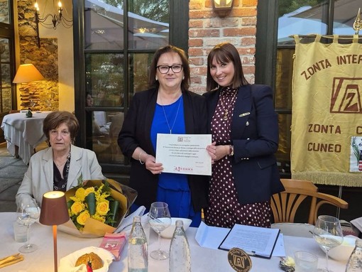 Donazione dello Zonta International Club di Cuneo all'Associazione Donna per Donna Donazione dello Zonta International Club di Cuneo all'Associazione Donna per Donna