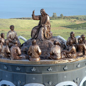 Le statue di Gesù e dei dodici Apostoli nella Domus Galilaeae sul Monte delle Beatitudini vicino al Mare di Galilea, in Israele