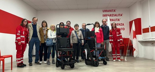 La donazione delle sedie portantine motorizzate alla Croce Rossa di Manta La donazione delle sedie portantine motorizzate alla Croce Rossa di Manta