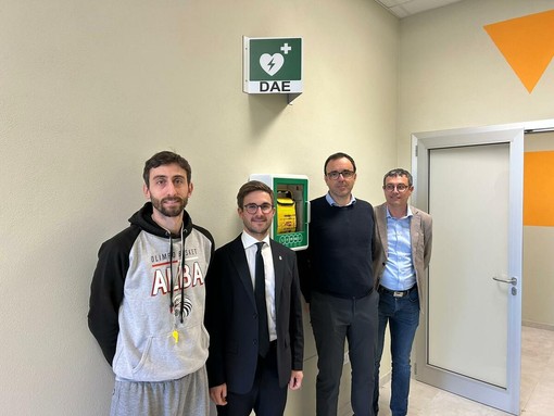 Pallavolo Alba e Olimpo Basket donano alla città un defibrillatore