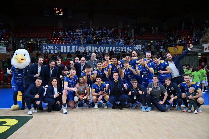 Cuneo esulta dopo la vittoria al tie break su Monza (Foto Ninotto, Giraudo, Bramardi)