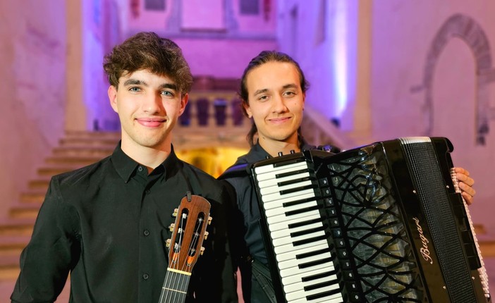 Il “Duo Guión” formato Nicolò Bertano (chitarra) e Gabriele Viada (fisarmonica), foto di Maura Ravera Il “Duo Guión” formato Nicolò Bertano (chitarra) e Gabriele Viada (fisarmonica), foto di Maura Ravera