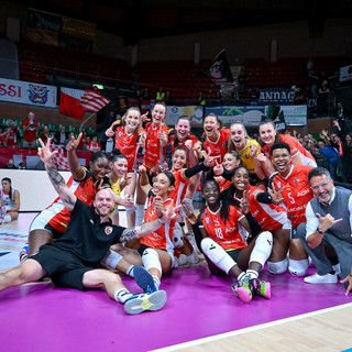 La Honda Cuneo Granda Volley in festa dopo aver battuto Scandicci (foto di Danilo Ninotto)