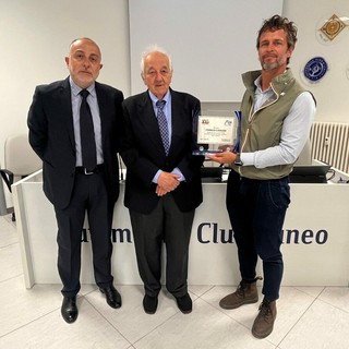 Andrea Giraudo (primo a destra) figlio del socio Franco Giraudo ritira la targa di fedeltà associativa alla presenza del direttore e del presidente dell’Automobile Club Cuneo, Giuseppe De Masi e Franco Revelli