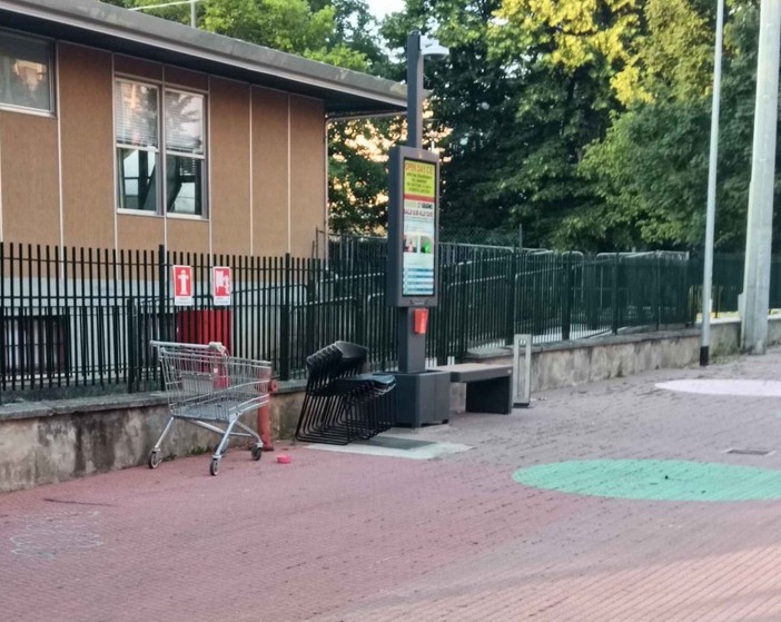 Un carrello lasciato per strada nel quartiere Donatello