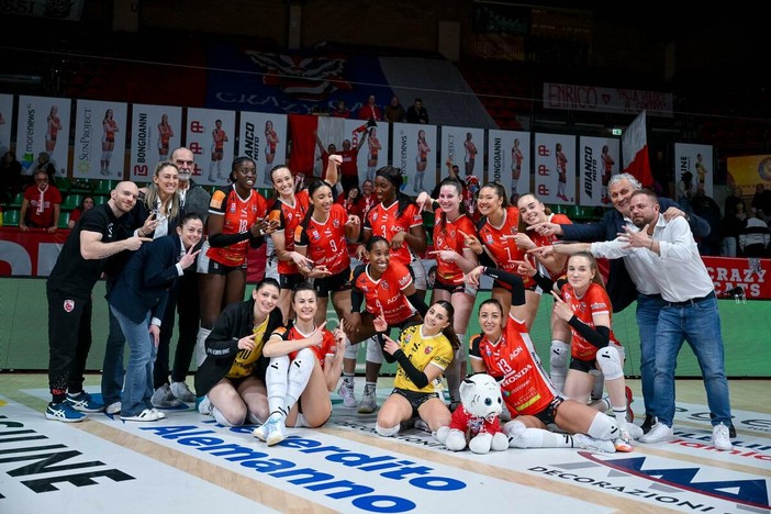 VOLLEY A1F / Honda Cuneo trionfa al tie-break su Bergamo: 5ª vittoria di fila in Challenge Cup